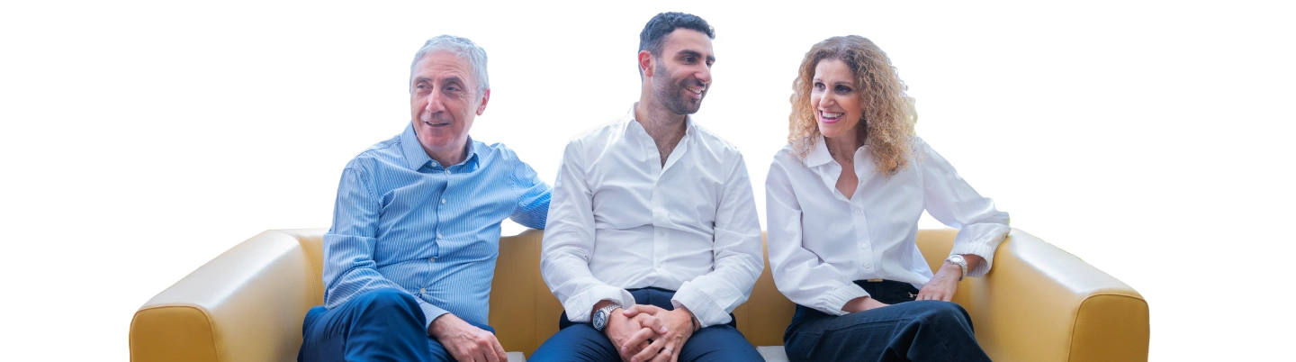 Maurice, Jérémy et Ketty SOUED sur un canapé