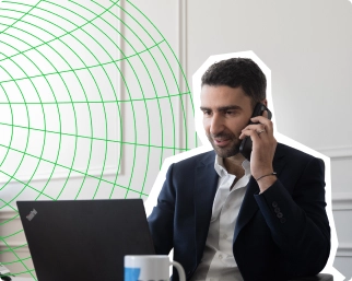 Jérémy SOUED au téléphone afin d'aider un client du cabinet