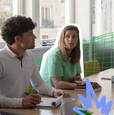 deux collaborateurs du cabinet ECAI réfléchissant à comment maximiser la rentabilité d'une entreprise cliente