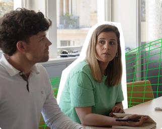 deux collaborateurs du cabinet ECAI réfléchissant à comment maximiser la rentabilité d'une entreprise cliente