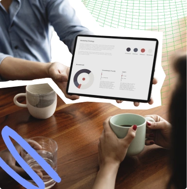 un collaborateur du cabinet ECAI présentant un tableau de bord à des clients
