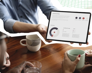 un collaborateur du cabinet ECAI présentant un tableau de bord à des clients