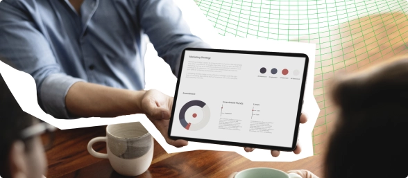 un collaborateur du cabinet ECAI présentant un tableau de bord à des clients