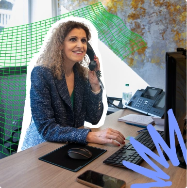 Ketty SOUED au téléphone avec un client pour examiner en détails sa comptabilité