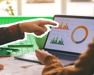 un collaborateur du cabinet ECAI présentant des graphiques de comptes consolidés