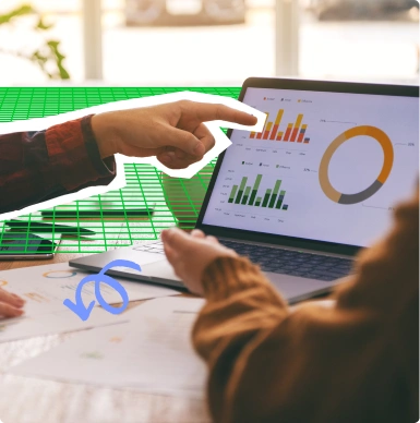 un collaborateur du cabinet ECAI présentant des graphiques de comptes consolidés