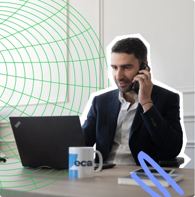 Jérémy SOUED au téléphone afin d'aider un client du cabinet