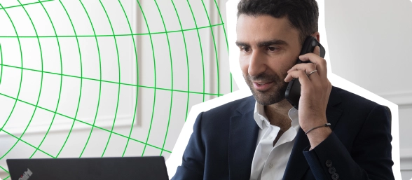 Jérémy SOUED au téléphone afin d'aider un client du cabinet