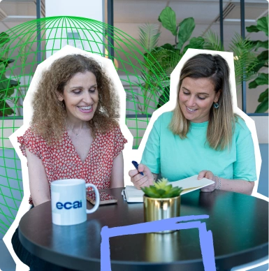 Ketty SOUED parlant avec l'une de ses collaboratrices dans le cabinet d'ECAI