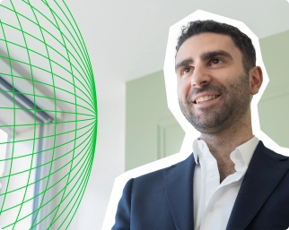 Jérémy SOUED serrant la main à un client