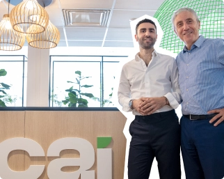 Maurice et Jérémy SOUED devant le logo ECAI