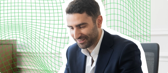 Jérémy SOUED faisant un audit social sur son ordinateur portable