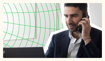 Jérémy SOUED au téléphone avec un client pour l'accompagnement sur sa levée de fond