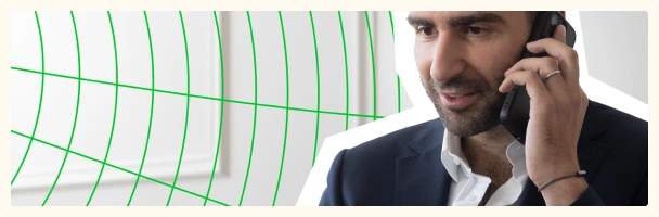 Jérémy SOUED au téléphone avec un client pour l'accompagnement sur sa levée de fond