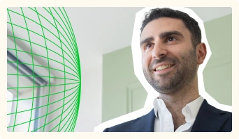 Jérémy SOUED serrant la main à un client qu'il a accompagné pour la mise en place de bons de souscription
