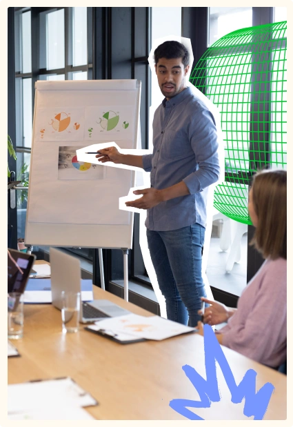 un collaborateur du cabinet ECAI présentant un business plan à sa cliente