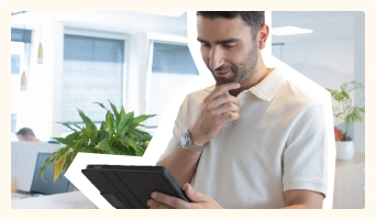 Jérémy SOUED réfléchissant devant sa tablette