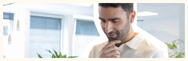 Jérémy SOUED réfléchissant devant sa tablette