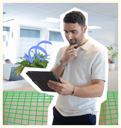 Jérémy SOUED réfléchissant devant sa tablette