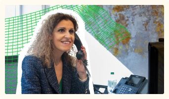 Ketty SOUED au téélphone pour conseiller un client sur l'optimisation de son fincancement