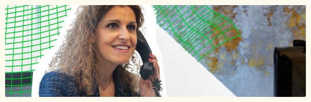 Ketty SOUED au téélphone pour conseiller un client sur l'optimisation de son fincancement