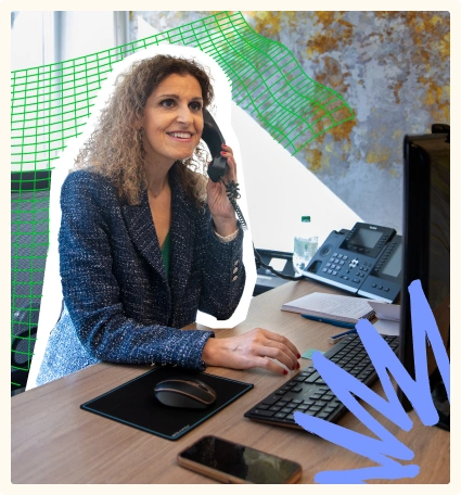 Ketty SOUED au téélphone pour conseiller un client sur l'optimisation de son fincancement